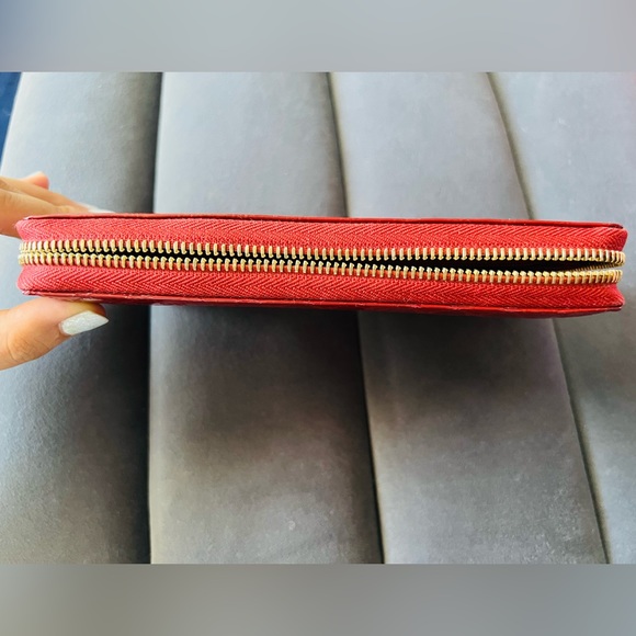 Gucci zippy wallet; color red; in a great condition - Picture 6 of 7